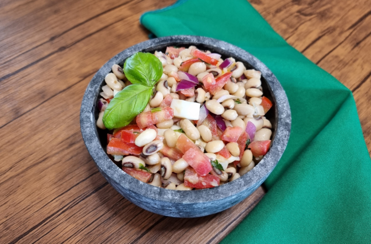 Salada de feijão-fradinho com ovo