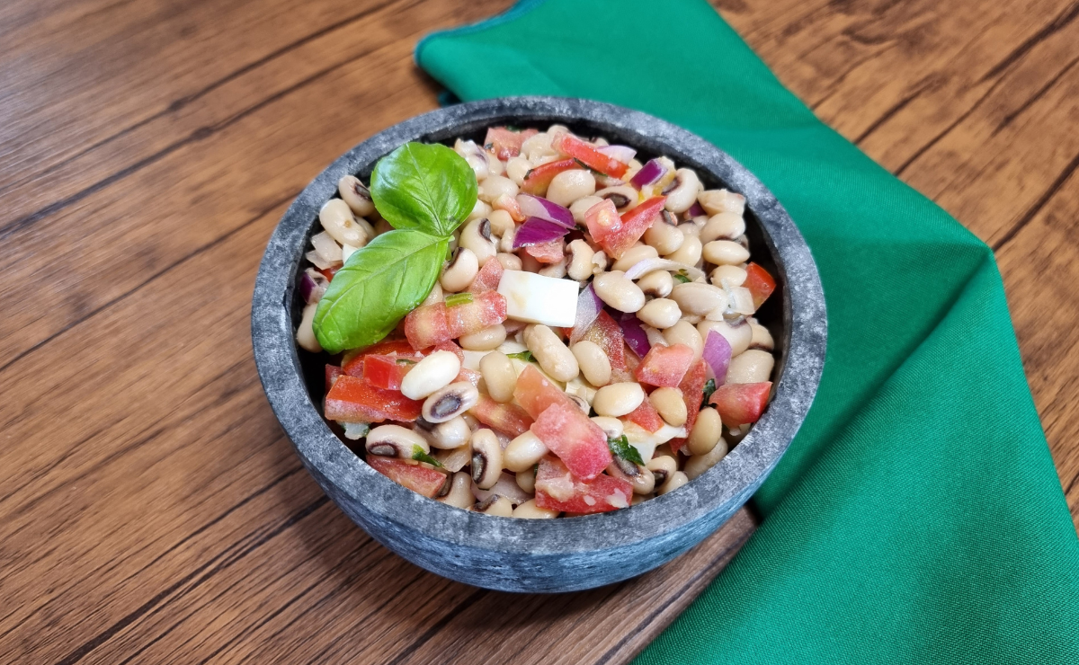 Salada de feijão-fradinho com ovo