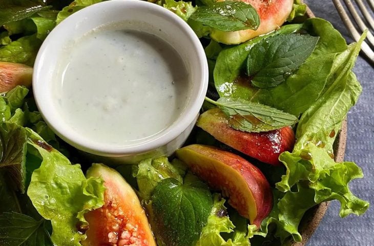 Salada de figos com molho de gorgonzola