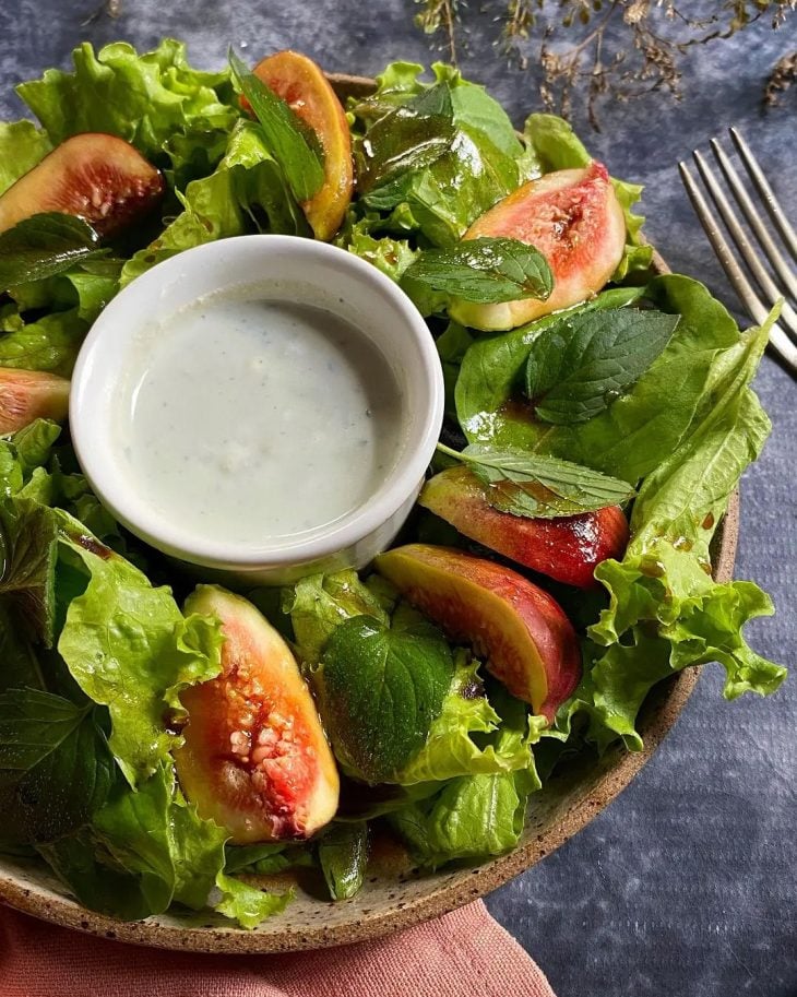 Salada de figos com molho de gorgonzola