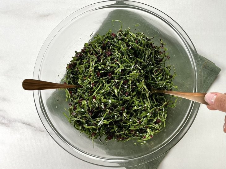Um recipiente contendo salada de folha de beterraba.