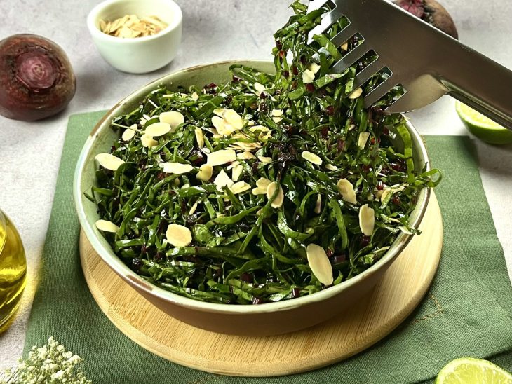 Um recipiente contendo salada de folha de beterraba.