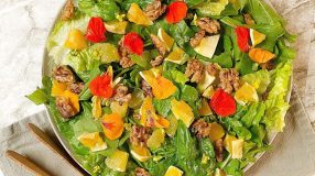 Salada de folhas com nozes picantes