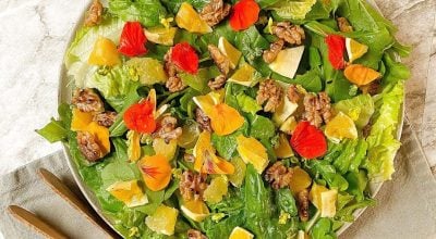 Salada de folhas com nozes picantes