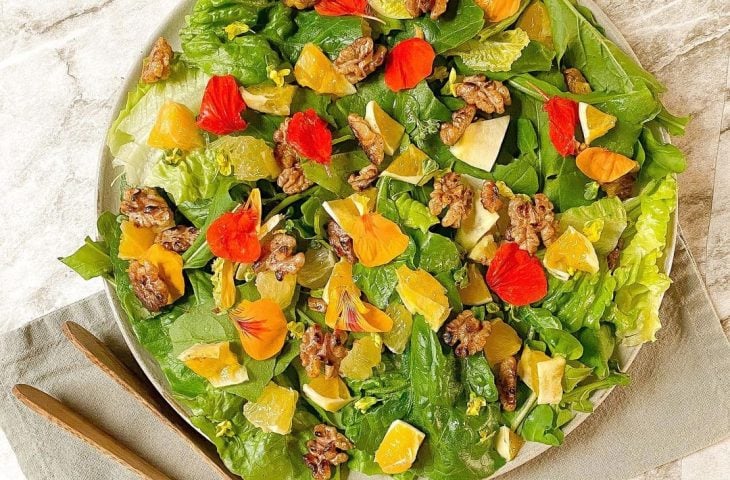 Salada de folhas com nozes picantes