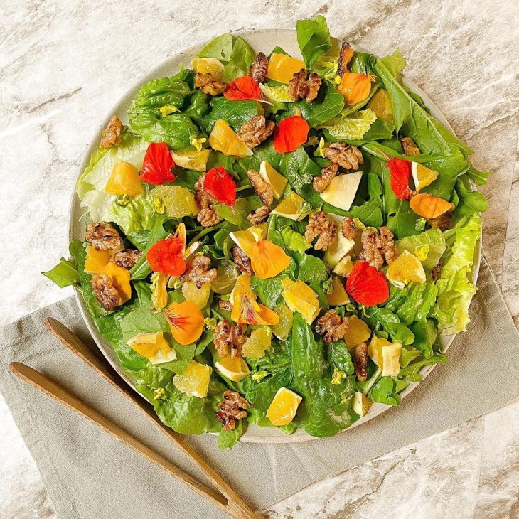 Salada de folhas com nozes picantes