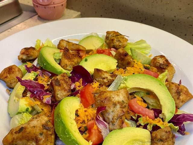 Salada de frango com avocado