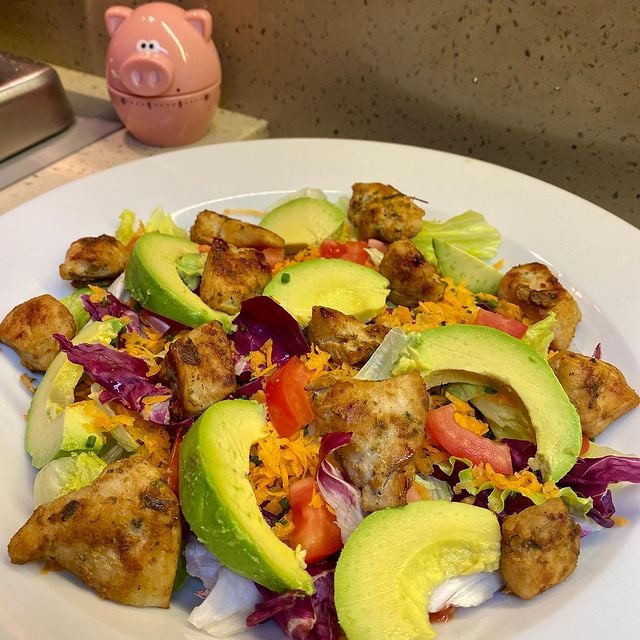 Salada de frango com avocado