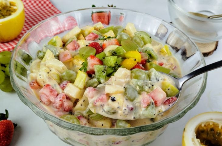 Salada de frutas com creme de maracujá