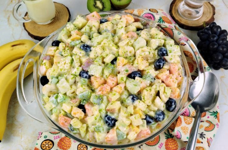 Salada de frutas com leite condensado