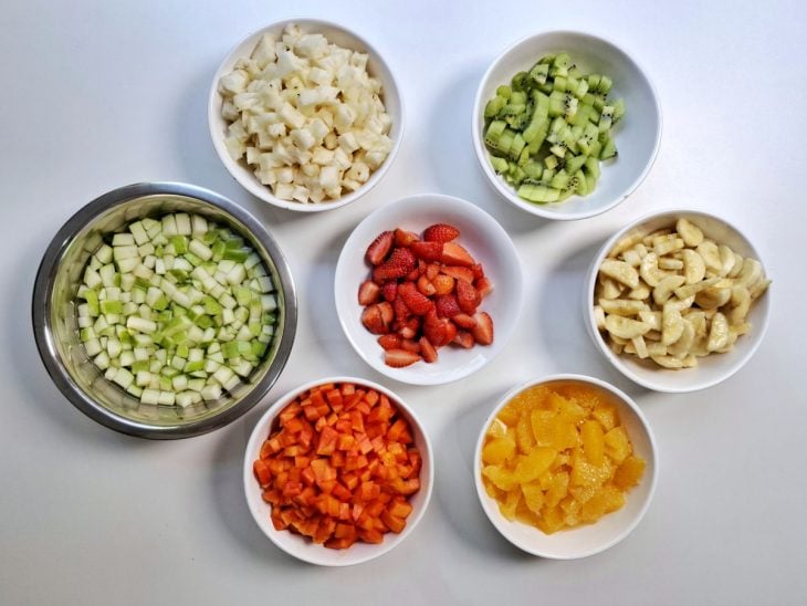 Frutas picadas e separadas em recipientes distintos.