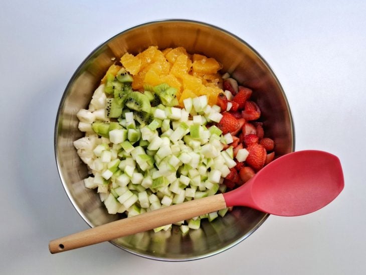 Frutas picadas adicionadas no bowl.