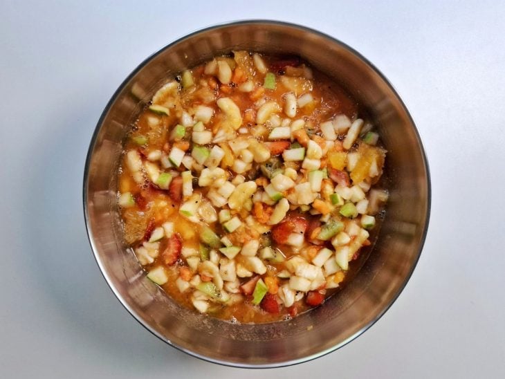 Frutas misturadas no bowl.