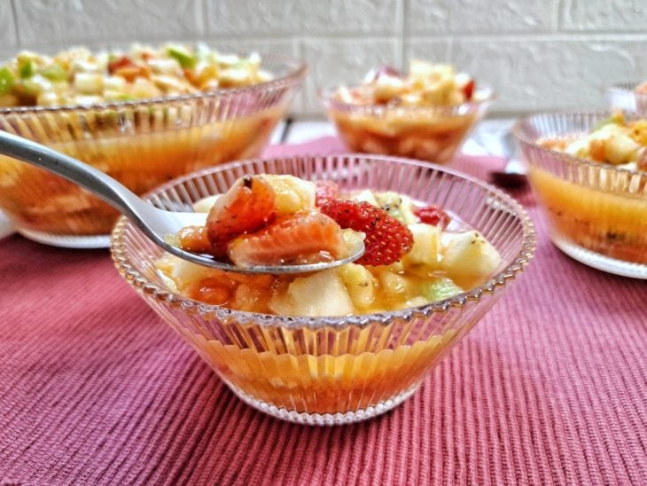Salada de frutas fácil e rápida pronta para consumo.