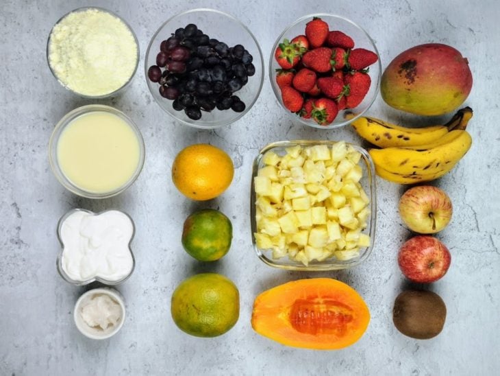 Uma bancada com os ingredientes separados.