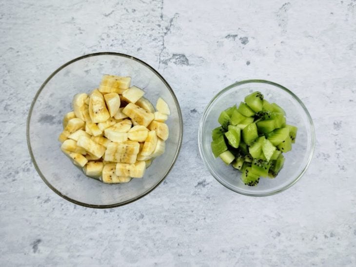 Recipientes com kiwi e banana picados.