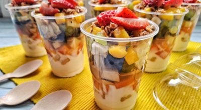 Salada de frutas no pote com iogurte