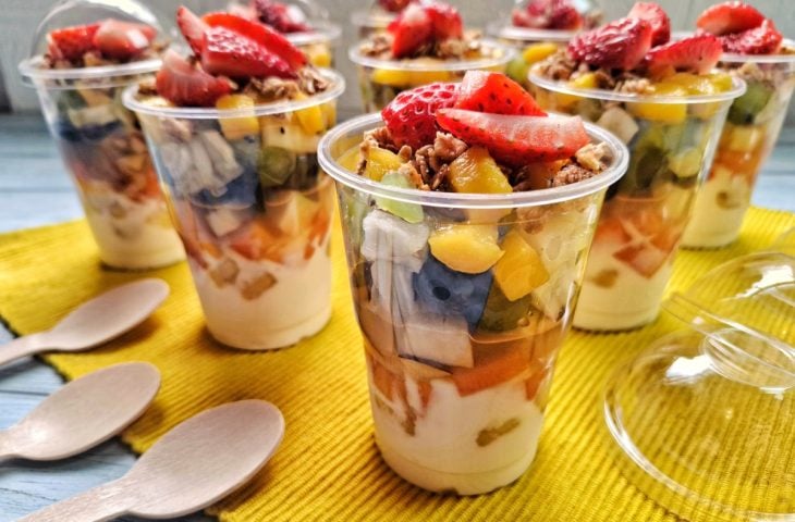 Salada de frutas no pote com iogurte