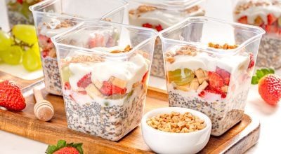 Salada de frutas no pote com iogurte e chia