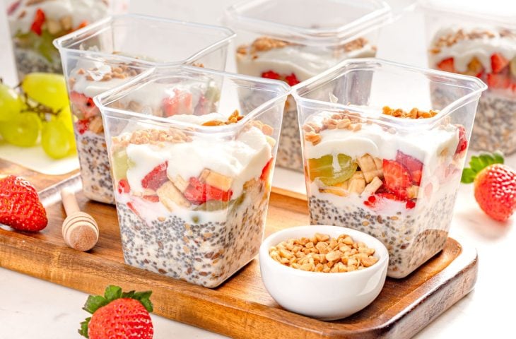 Salada de frutas no pote com iogurte e chia