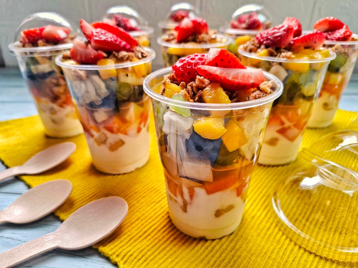 Salada de frutas no pote com iogurte