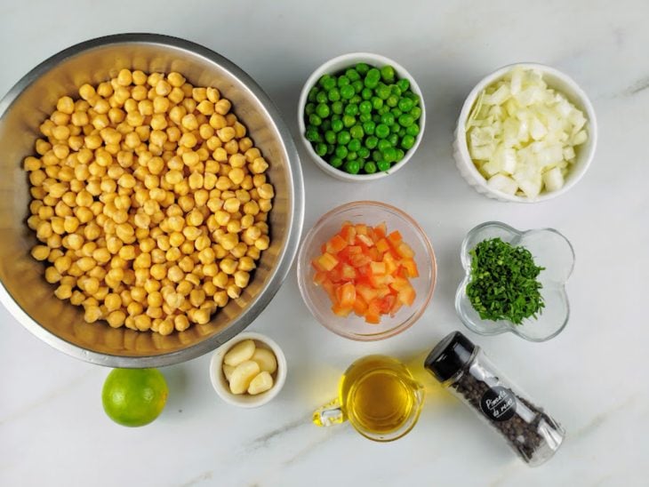 Ingredientes reunidos em uma bancada.