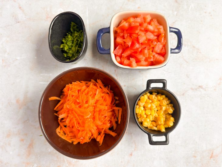 Ingredientes descascados e cortados.