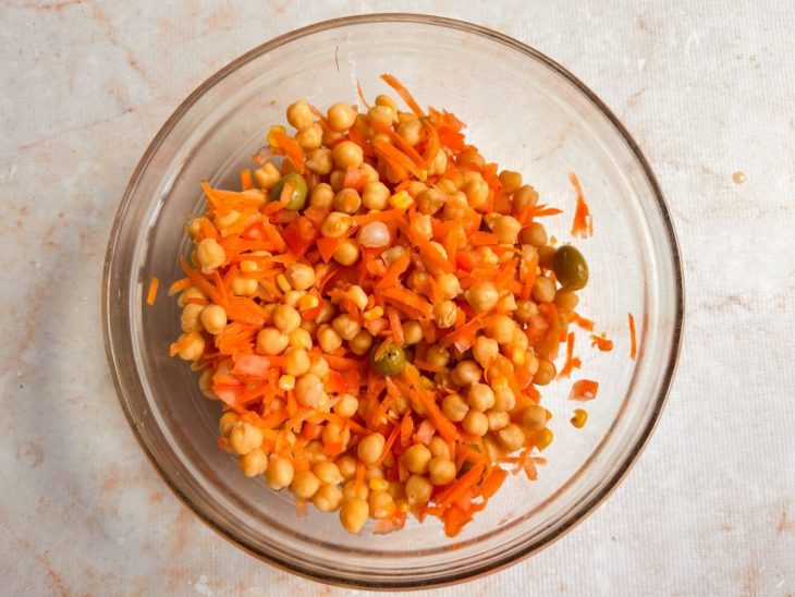 Grão-de-bico com os outros ingredientes.