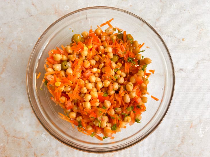 Salada com o azeite e temperos.