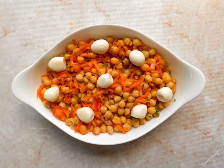 Ovos de codorna dispostos por cima da salada.