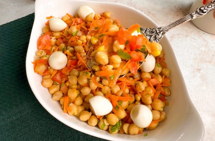 Salada de grão-de-bico à portuguesa