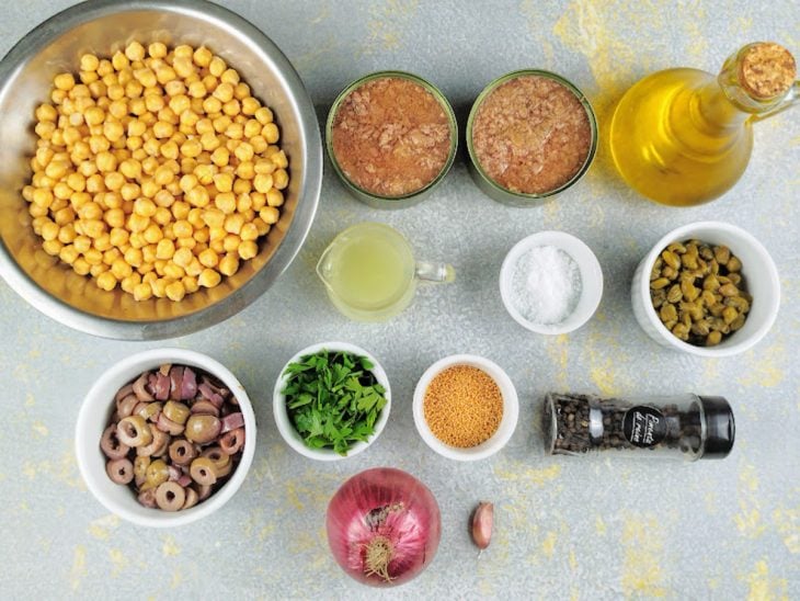 Ingredientes reunidos em uma bancada.