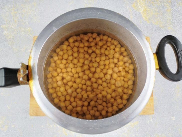 Grão-de-bico cozido em uma panela de pressão com água e sal.