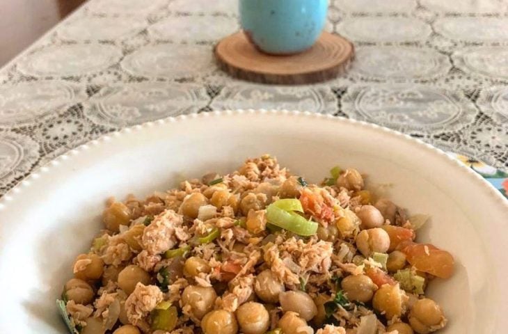 Salada de grão-de-bico com atum