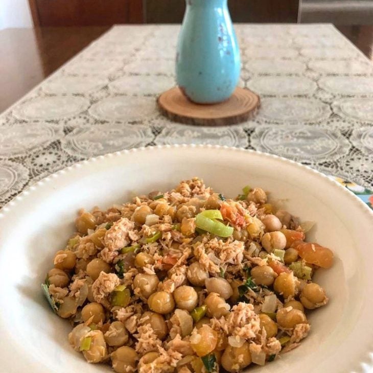 Salada de grão-de-bico com atum