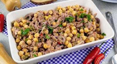 Salada de grão-de-bico com atum