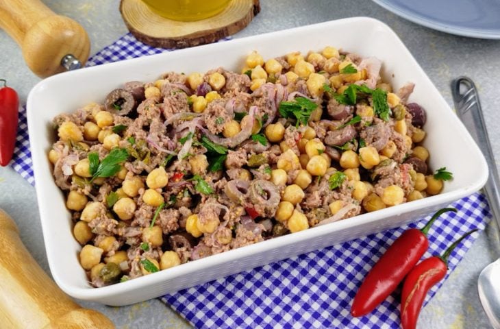 Salada de grão-de-bico com atum