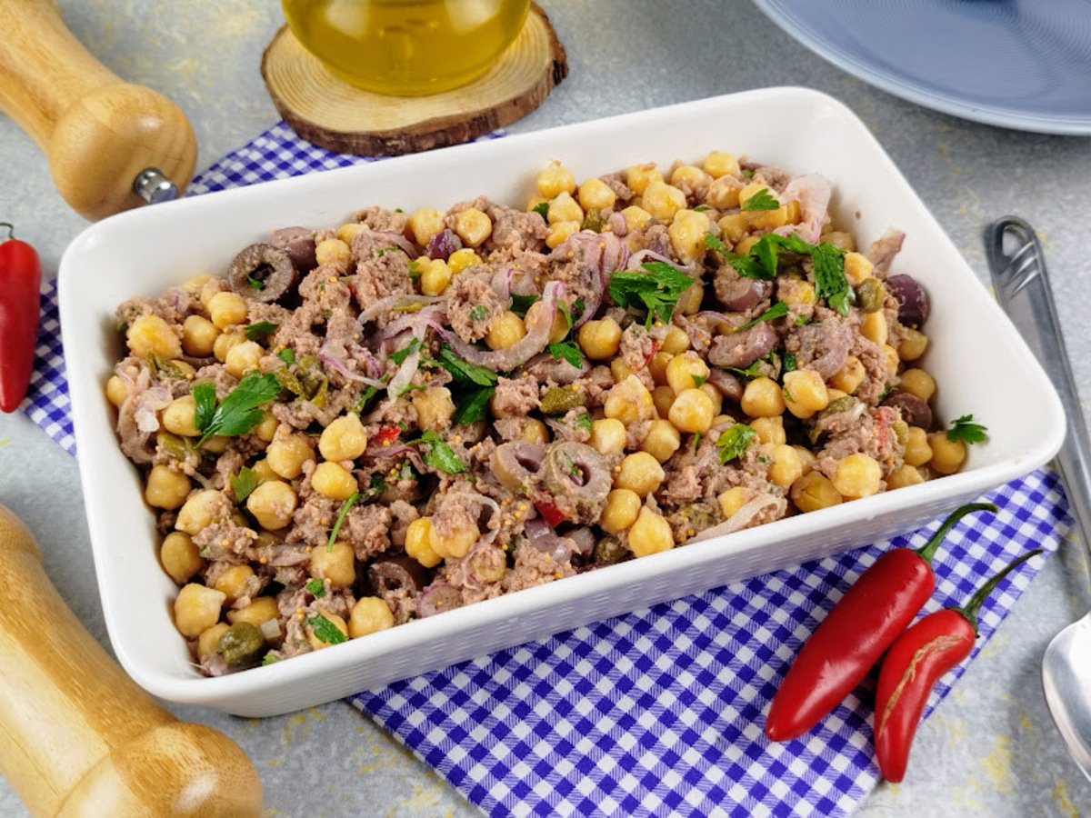 Salada de grão-de-bico com atum