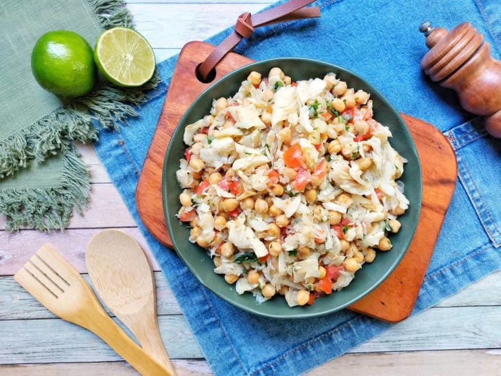 Salada de grão-de-bico com bacalhau finalizada.