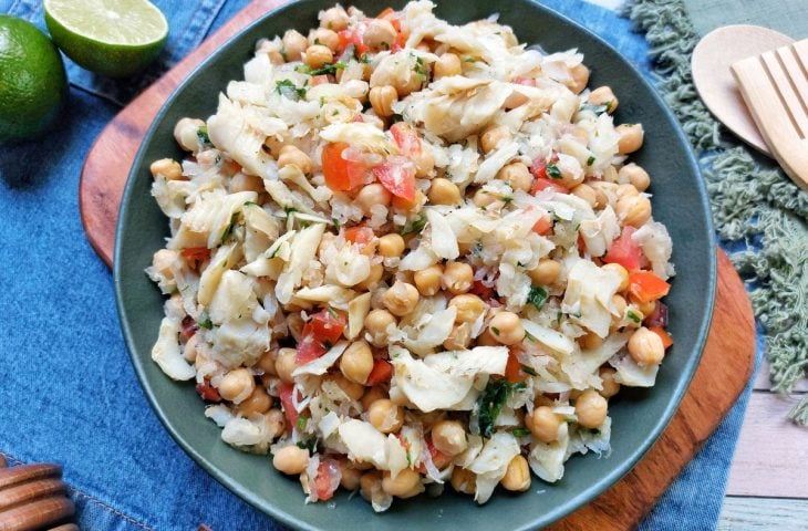 Salada de grão-de-bico com bacalhau