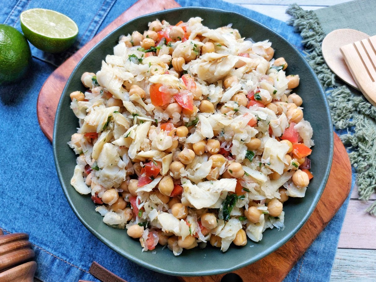 Salada de grão-de-bico com bacalhau