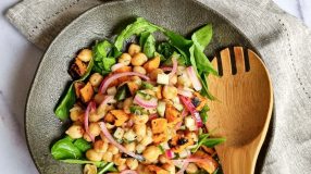 Salada de grão-de-bico com batata-doce