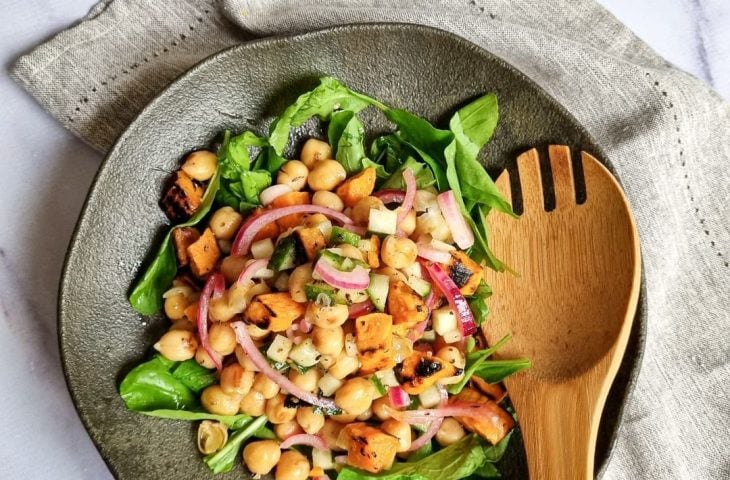 Salada de grão-de-bico com batata-doce