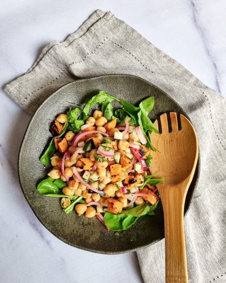 Salada de grão-de-bico com batata-doce