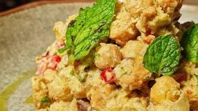 Salada de grão-de-bico com frango