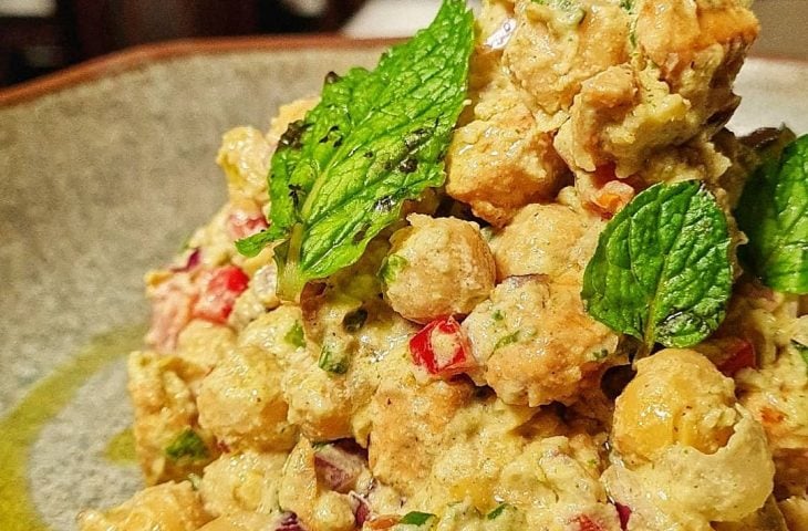 Salada de grão-de-bico com frango