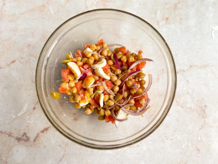 Na tigela, ingredientes temperados e misturados.