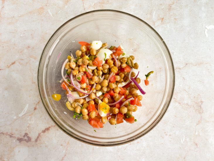 Na tigela, cebolinha acrescentada e misturada.