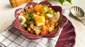 Salada de grão-de-bico com ovo