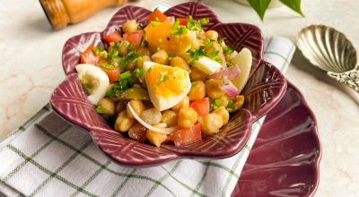 Salada de grão-de-bico com ovo